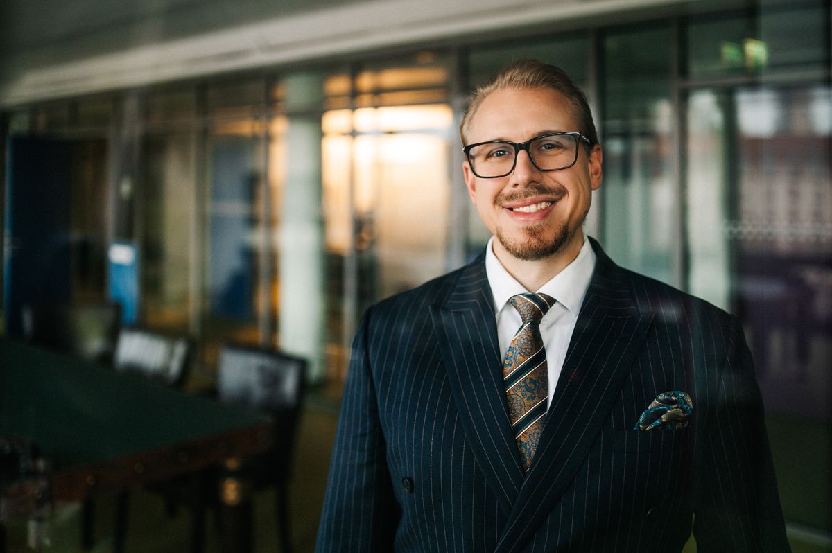 Porträtfoto von Maximilian Schwärecke in moderner Büro-Umgebung